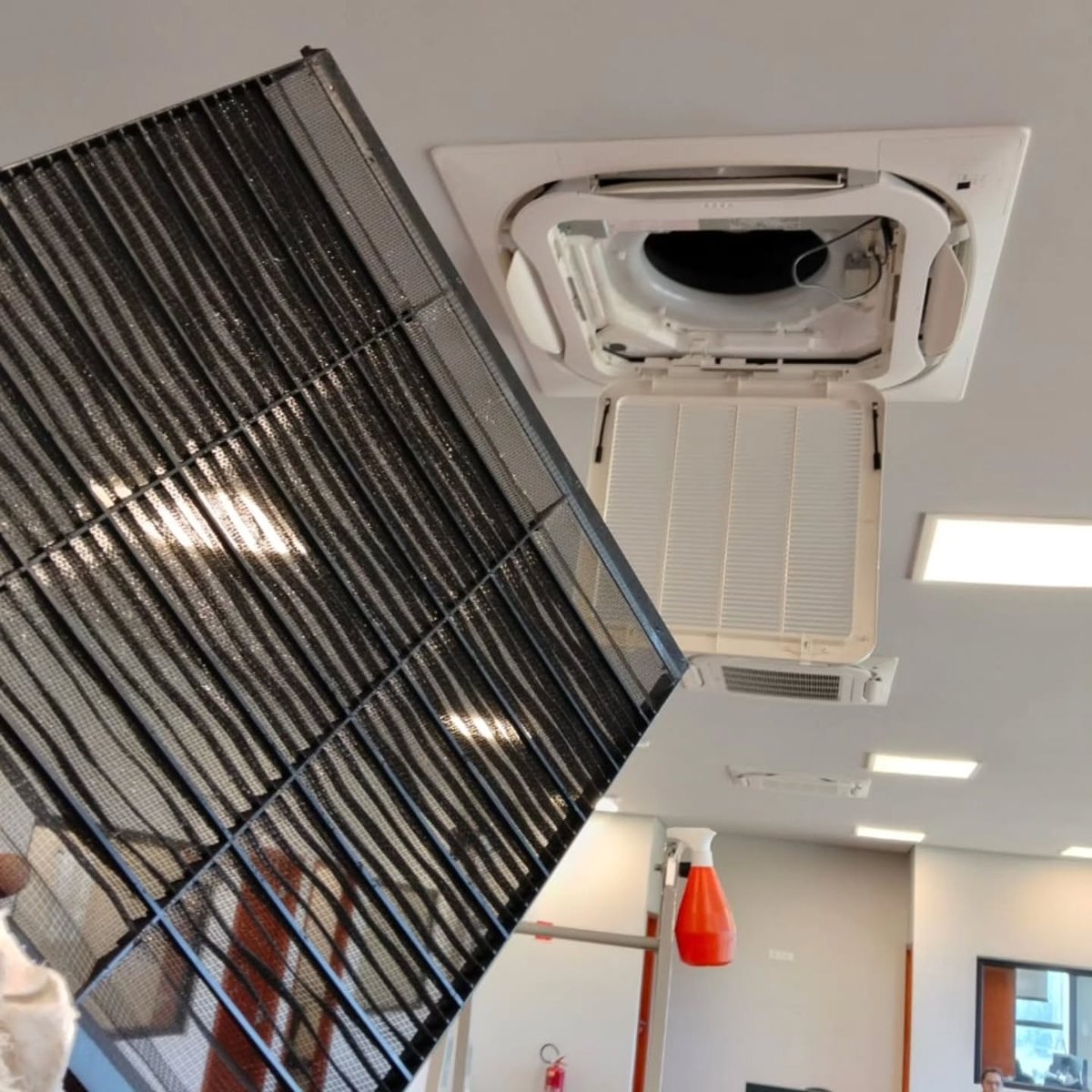 Cassete aberto e filtro durante manutenção realizada pela MARFI