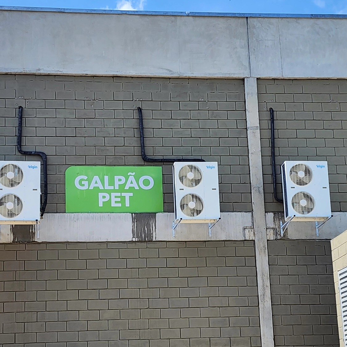 Instalação de equipamentos inverter de 80.000 BTU pela MARFI em galpão